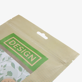 Detailansicht Standbodenbeutel aus recycelbarem Papier, mit Euroloch und Druckverschluss