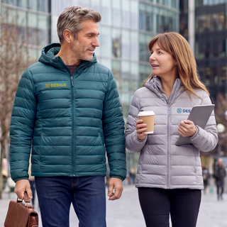 Eine Frau und ein Mann spazieren in bestickten Stanley/Stella-Steppjacken durch die Stadt