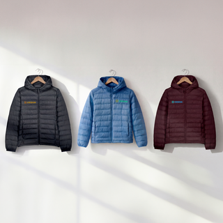 Drei bestickte Stanley/Stella-Steppjacken in verschiedenen Farben hängen an einer Wand