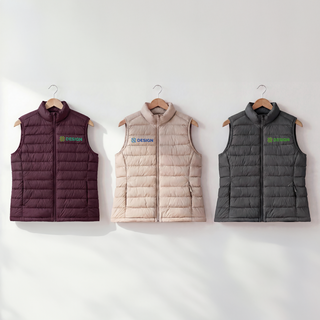 Drei Herren-Steppwesten nebeneinander von Stanley/Stella auf einem Bügel und mit Stickerei auf der Brust