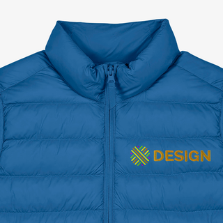 Blaue Steppweste von Stanley/Stella für Damen in der Detailansicht und mit Stickerei auf der Brust