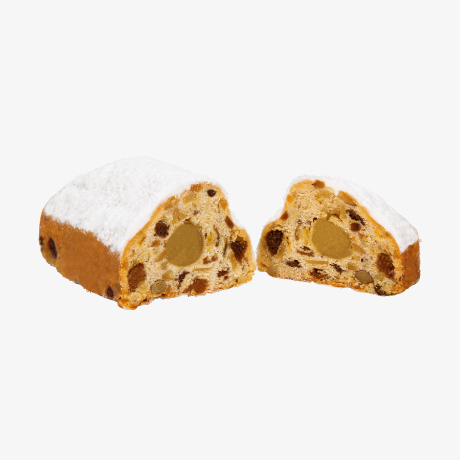 Angeschnittener Confiserie-Stollen mit Rum-Rosinen und Lübecker Marzipan