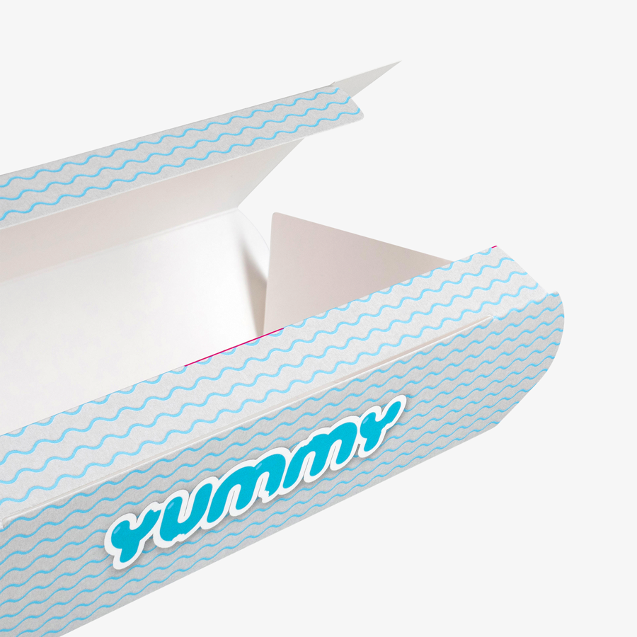 Sushi-Verpackung aus Karton/Sushi-Box bedruckt mit Logo, geöffnet, in Größe M