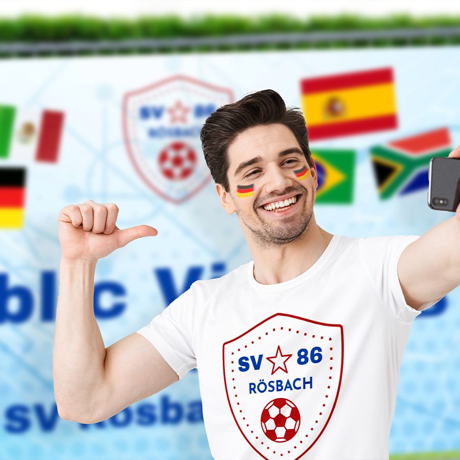 Fußball-Fan in bedrucktem SV-88-Rösbach-Trikot mit Deutschlandflaggen-Make-up macht Selfie in Stadion