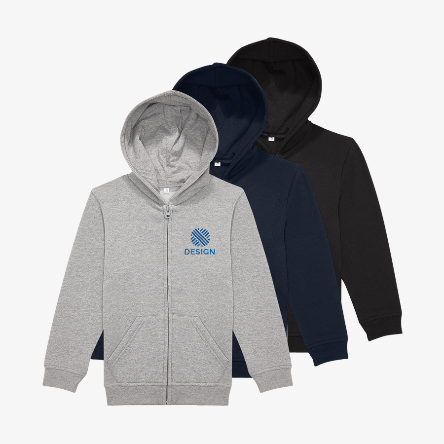 Drei Basic-Sweatjacken für Kinder von B&C Collection mit individueller Stickerei auf der Vorderseite (Brust)