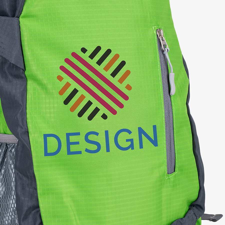 Grüner Tagesrucksack mit grauen Elementen und mit aufgedrucktem Logo