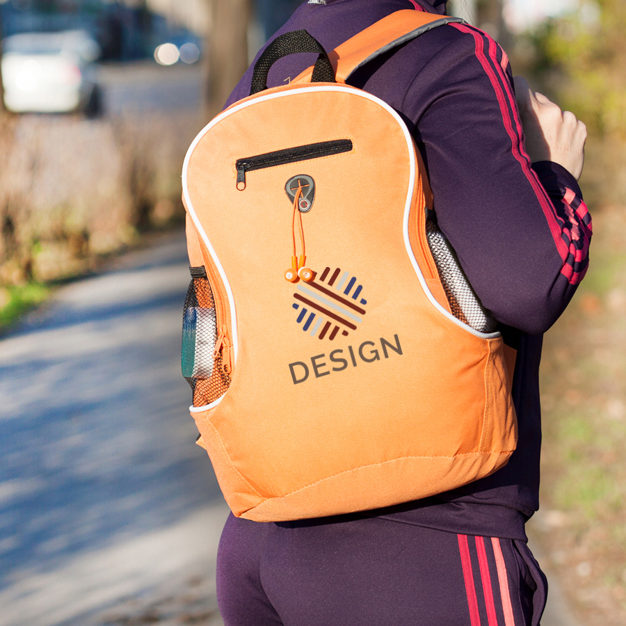 Person im Jogginganzug mit orangefarbenem Tagesrucksack: seitliche Netztaschen und bedruckt mit Logo