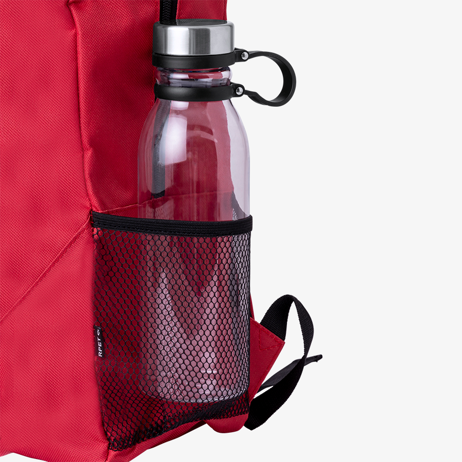 Roter Tagesrucksack mit seitlicher schwarzer Netztasche, in der eine Trinkflasche aus Glas steckt
