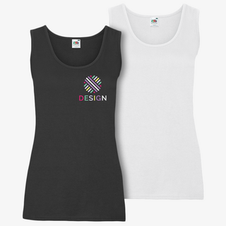 Fruit-of-the-Loom-Damen-Tanktops von vorne, eins schwarz mit bedruckter Brust, eins weiß unbedruckt