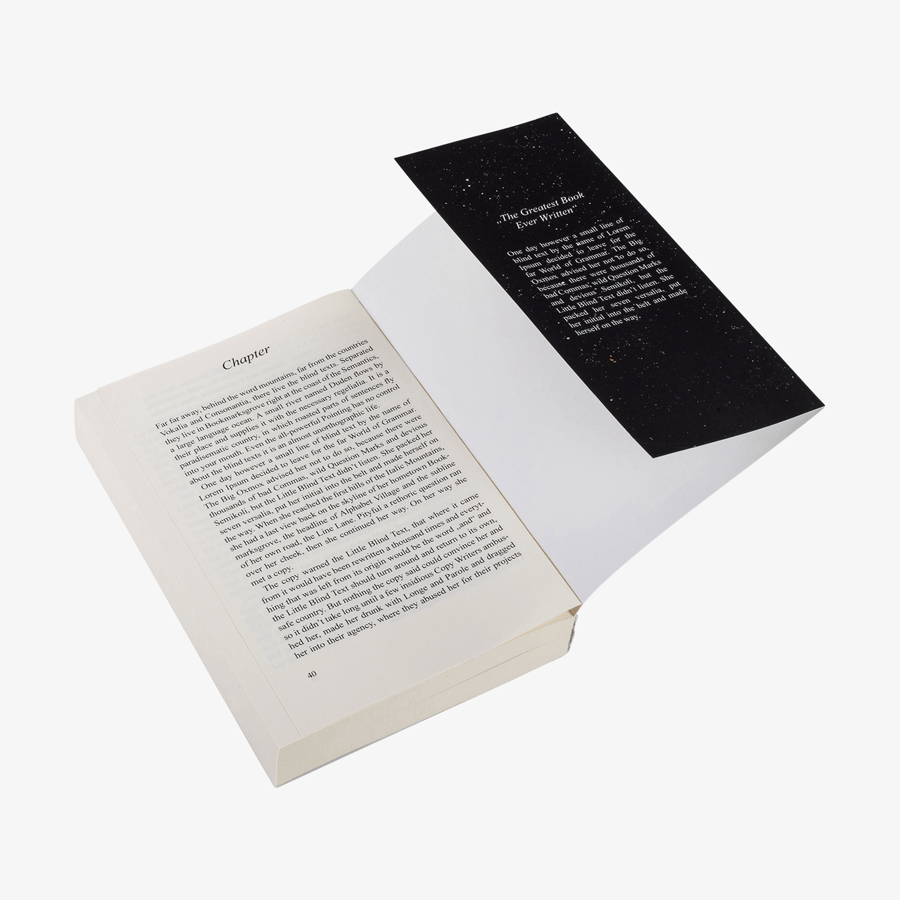 Taschenbuch mit Softcover als Klappenbroschur, bei der der Umschlag vorne sowie hinten eingeklappt ist