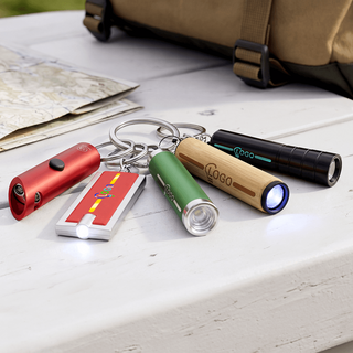 Unterschiedliche Taschenlampen-Schlüsselanhänger mit Personalisierung auf einem Tisch
