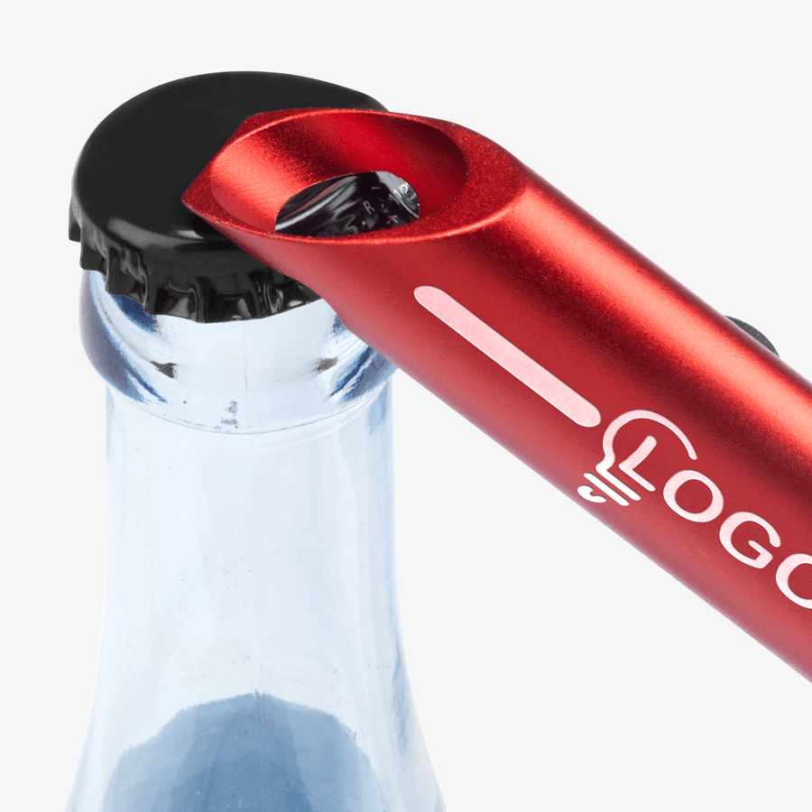 Detailansicht gravierter Taschenlampen-Schlüsselanhänger mit Flaschenöffner-Funktion