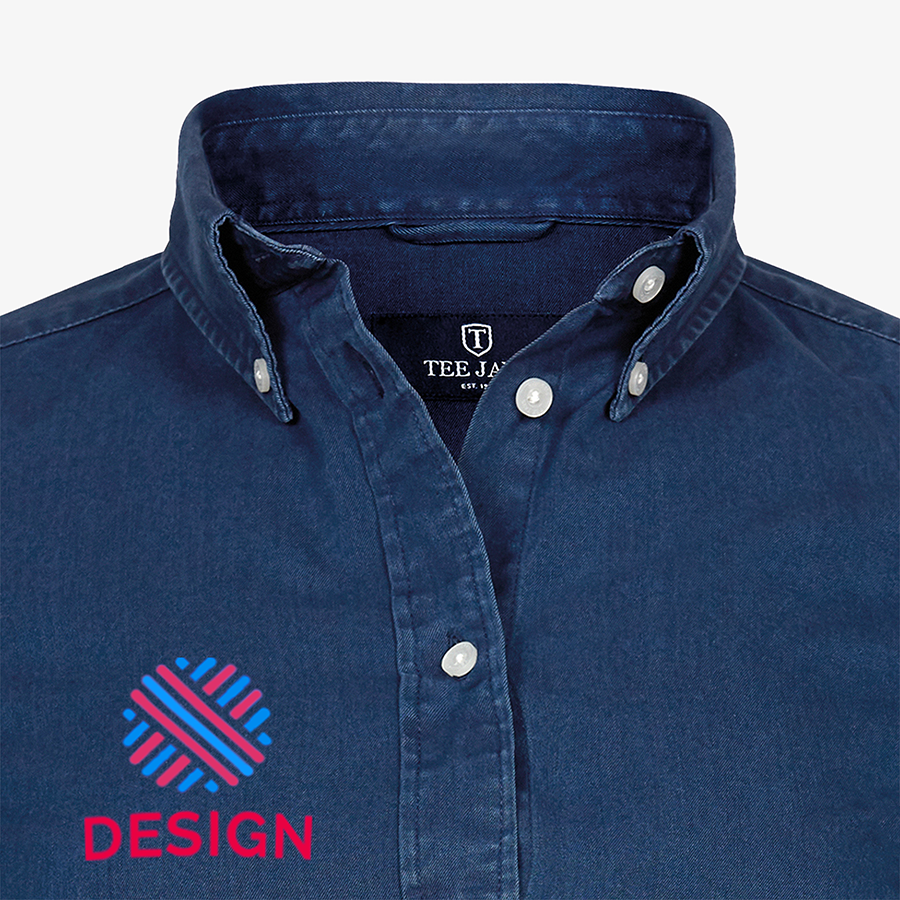 Detailansicht Bluse Twill Tailored Fit von TEE JAYS mit individuellem Design auf der Brust