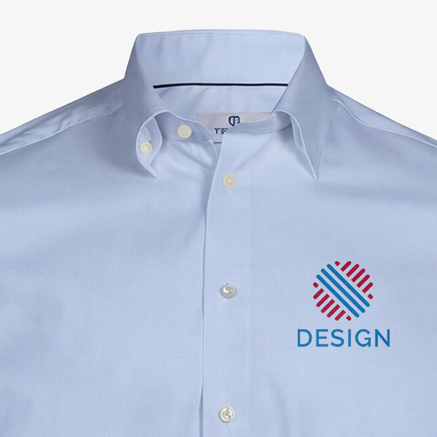 Detailansicht Langarmhemd Tailored Fit von TEE JAYS mit individuellem Design auf der Brust