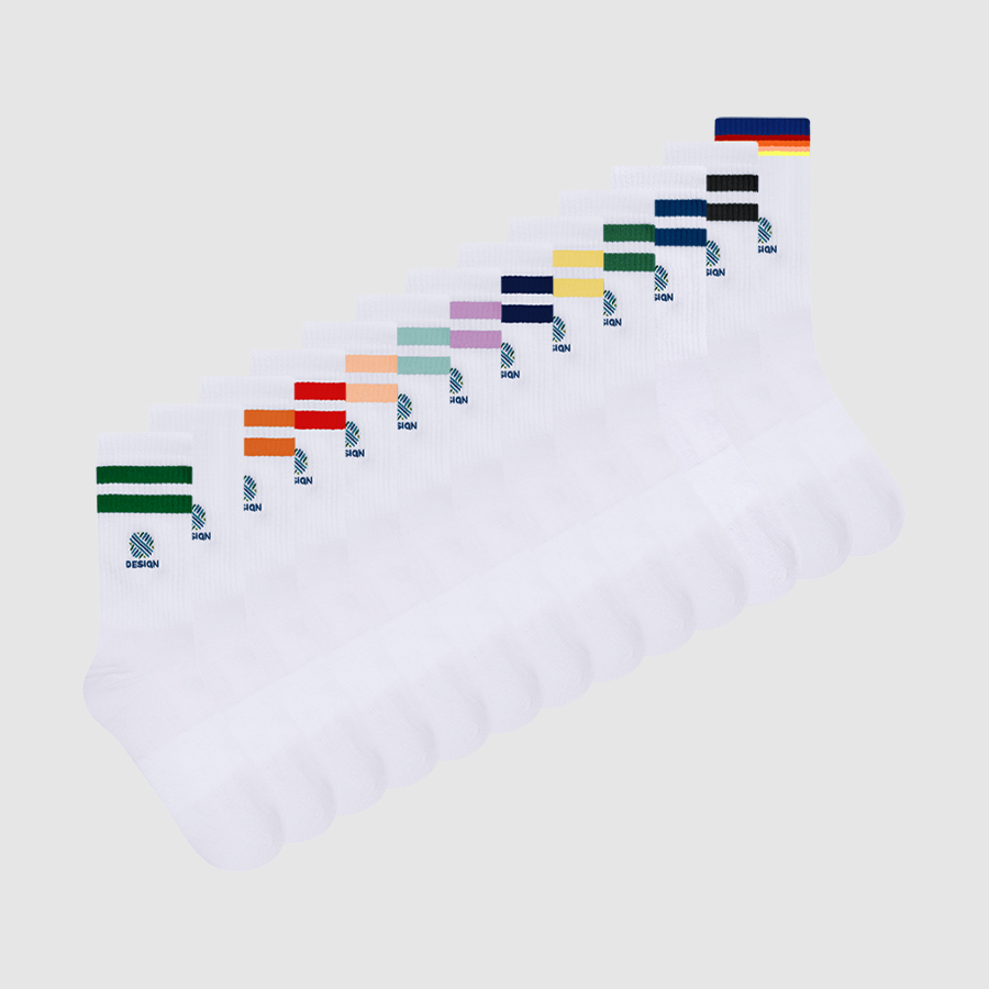 Dreizehn einzelne weiße personalisierte Tennissocken mit bunten Ringeln bestickt mit Logo