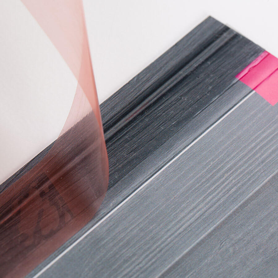 Detailansicht eines individuell bedruckten Tischaufstellers Prisma mit Klebestreifen