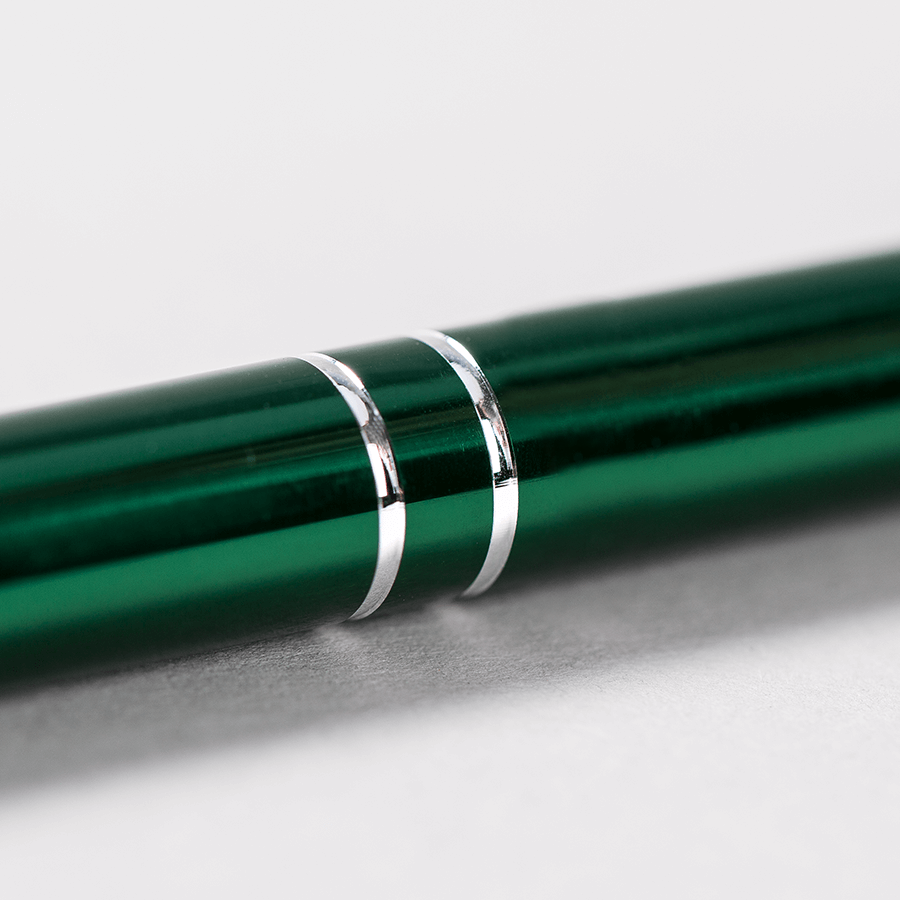 Grünfarbiger Metall-Kugelschreiber Classic mit einseitiger Lasergravur, Detailansicht der Metallringe