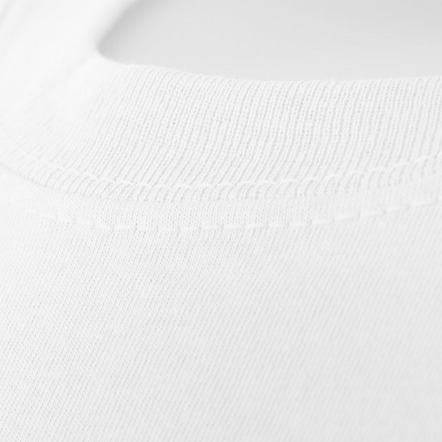 Detailansicht eines weißen Budget-Herren-T-Shirts mit Rundhalsausschnitt