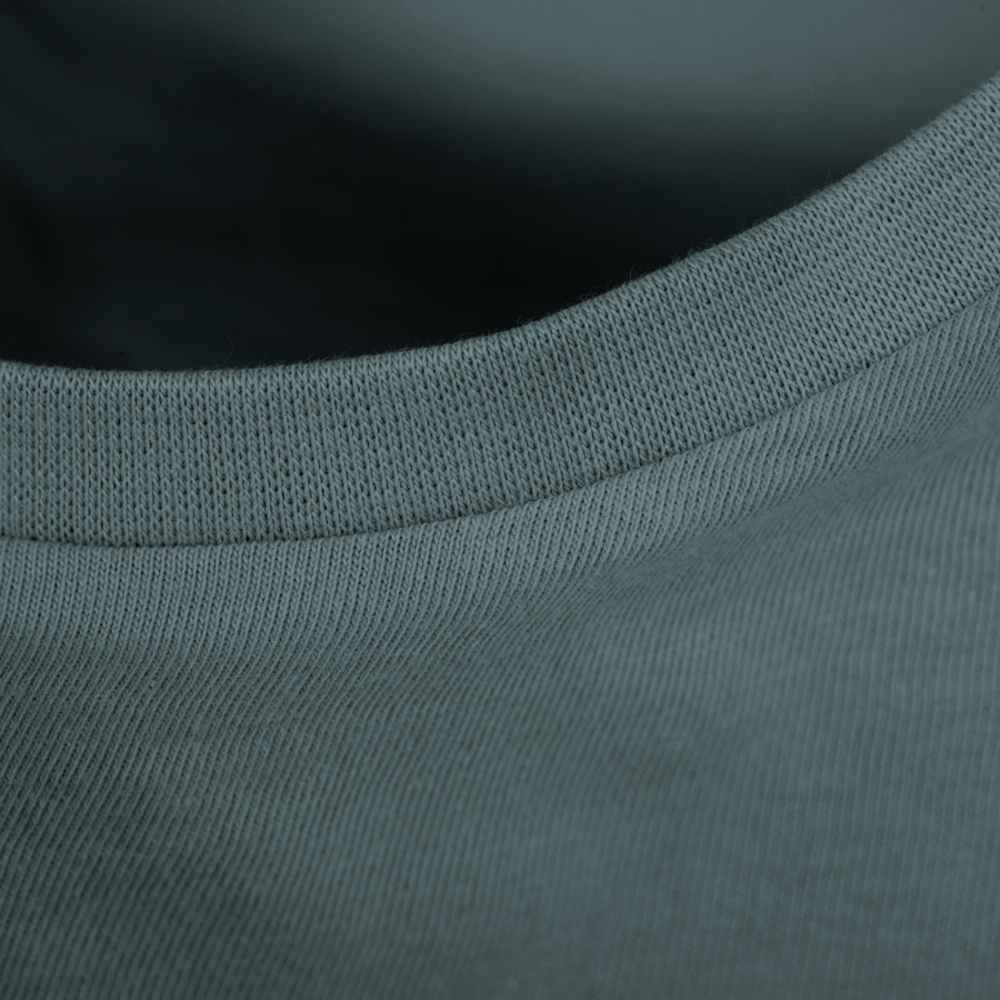 Graues Organic-Herrenshirt von Russel mit Detailansicht des Kragens