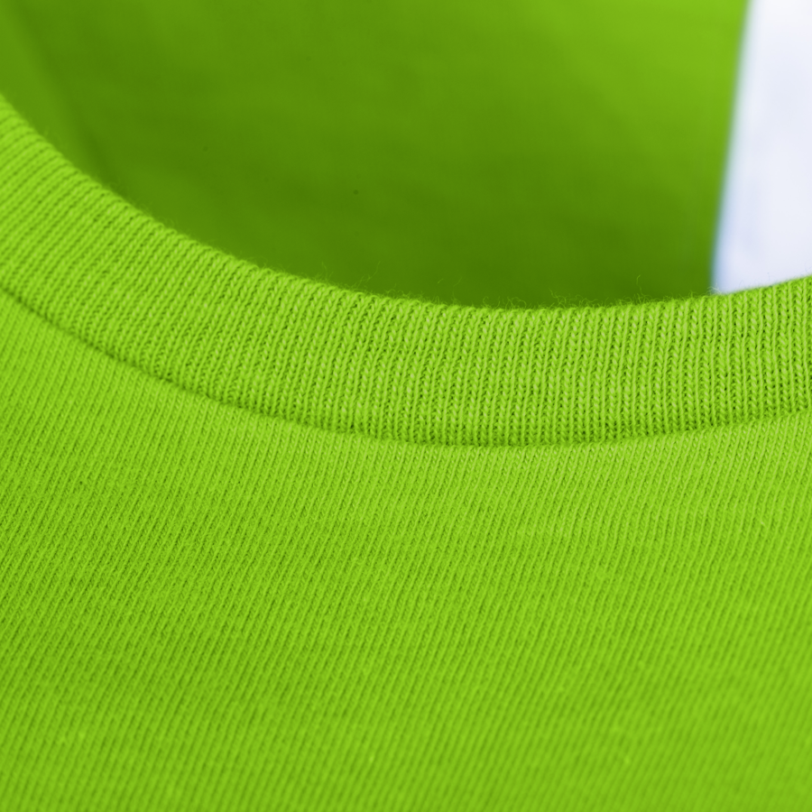 Grünes Premium-Damenshirt von B&C Collection mit Detailansicht des Kragens