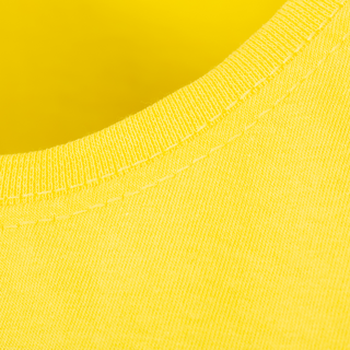 Rundhalsausschnitt eines gelben Basic-Damen-Shirts von Fruit of the Loom