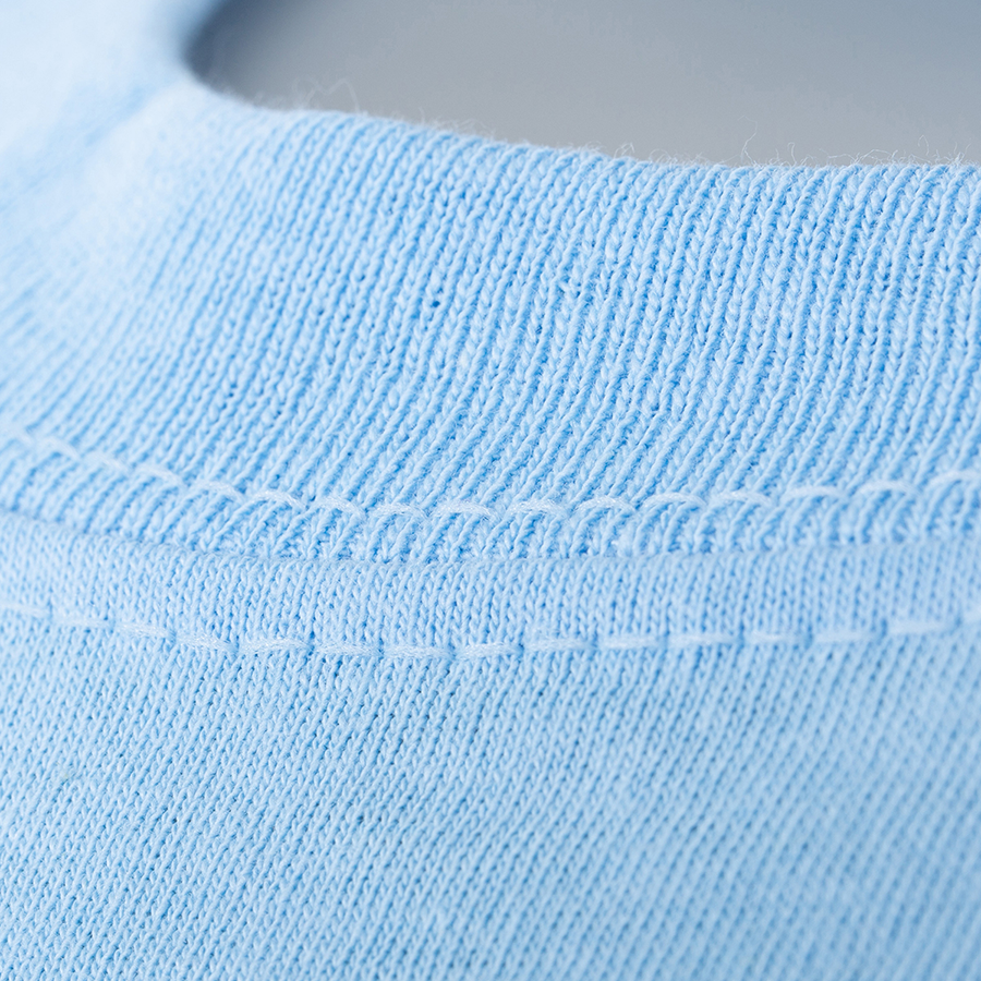 Detailansicht eines hellblauen Budget-Herren-T-Shirts mit Rundhalsausschnitt