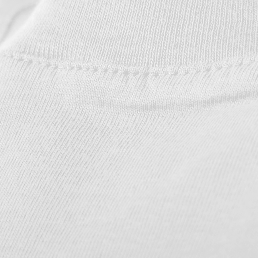 Detailansicht eines weißen Premium-Herren-T-Shirts mit Rundhalsausschnitt