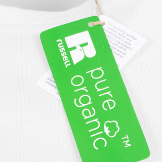 Russell-Etikett eines weißen Organic-T-Shirts für Damen