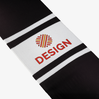 Detailansicht schwarze Stutzen mit individuellem Druck und weißen Streifen