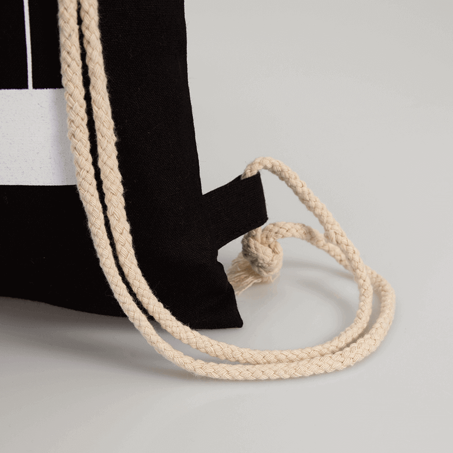 Detailansicht schwarzer Turnbeutel aus Baumwolle mit Siebdruck und Kordeln