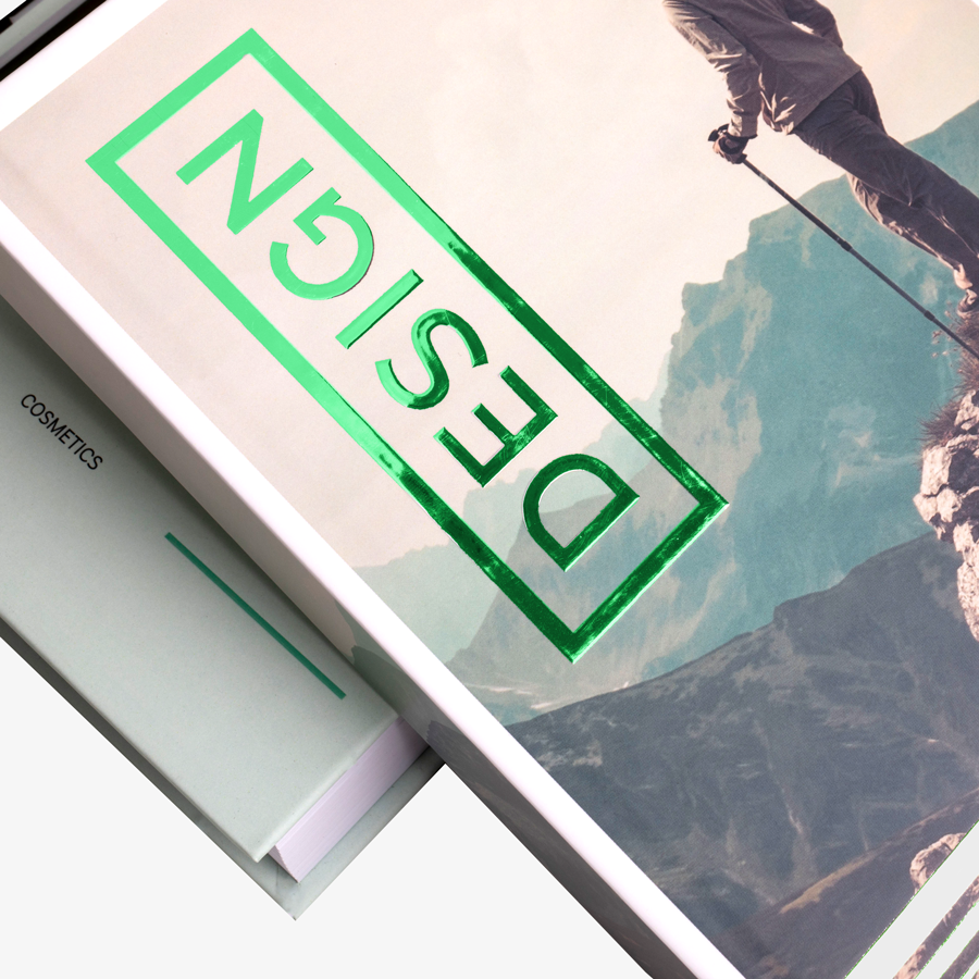 Individuell bedrucktes Hardcover-Buch mit geradem Rücken und exklusiver Veredelung in Grün in der Detailansicht