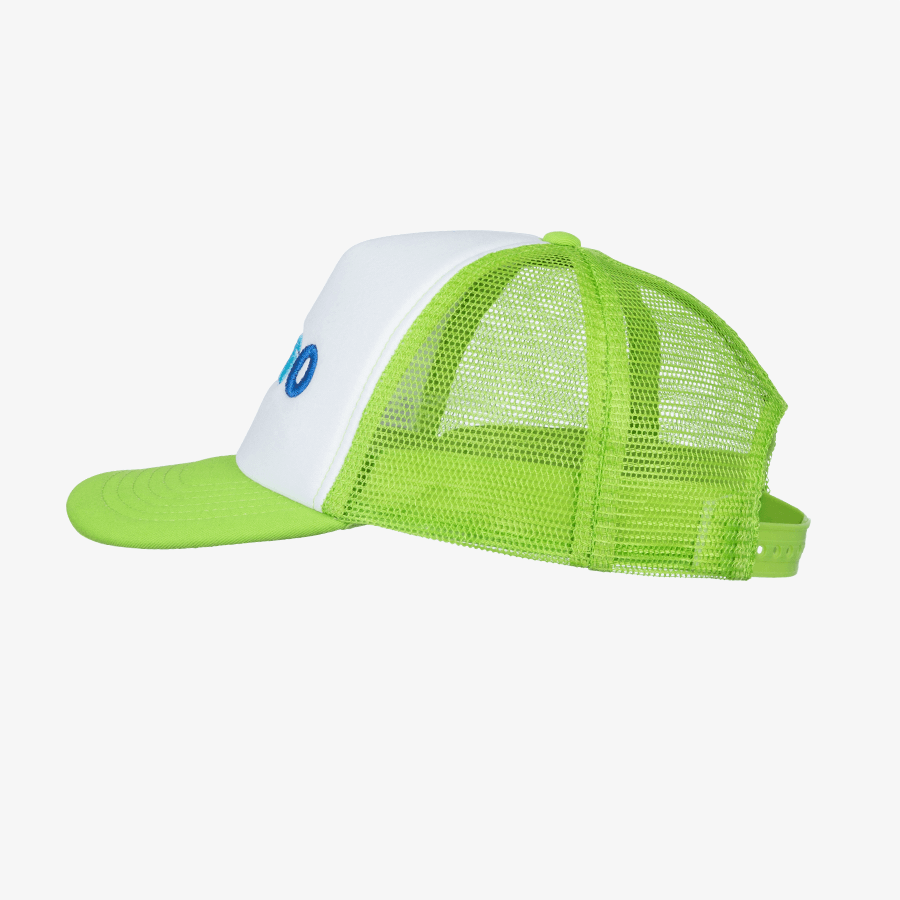 Seitenansicht einer Vintage-Trucker-Snapback-Cap Junior in Grün-Weiß, mit individueller 3D-Stickerei