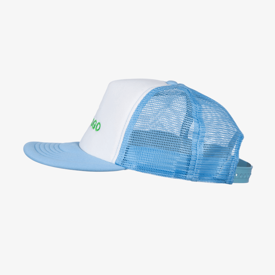 Seitenansicht einer hellblau-weißen Trucker-Junior-Vintage-Snapback-Cap mit individuellem Stick