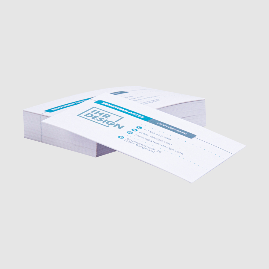 Aufgestapelte Visitenkarten aus Munken-Papier mit hochwertigem Druck