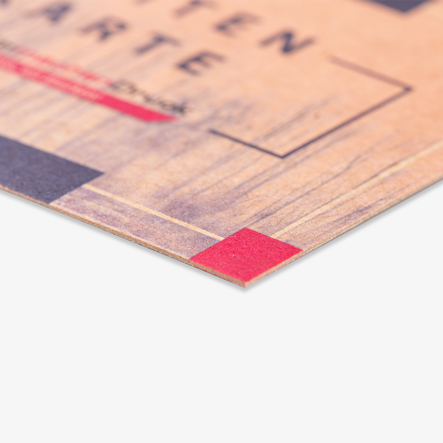 Detailfoto der Kante einer Kraftpapier-Visitenkarte die beidseitig und vollfarbig bedruckt wurde