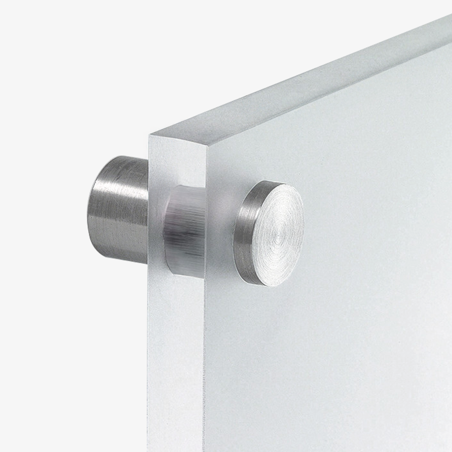 Detailansicht robuster Wandabstandhalter und Schild