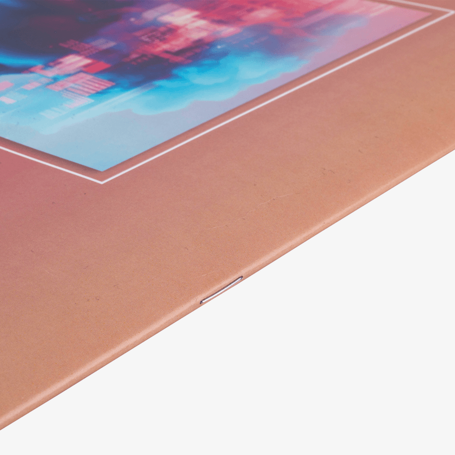 Detailansicht bedruckter Wandkalender mit Drahtheftung, mit Lochung