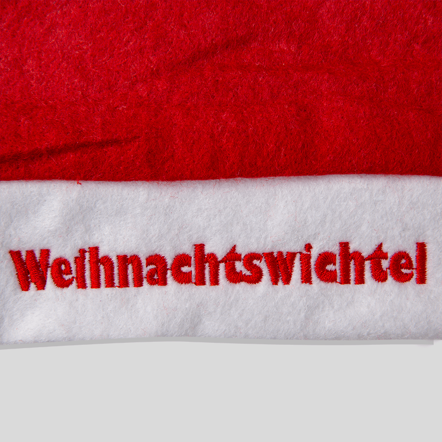 Detailaufnahme einer individuell bestickten Weihnachtsmütze in klassischem Rot-Weiß