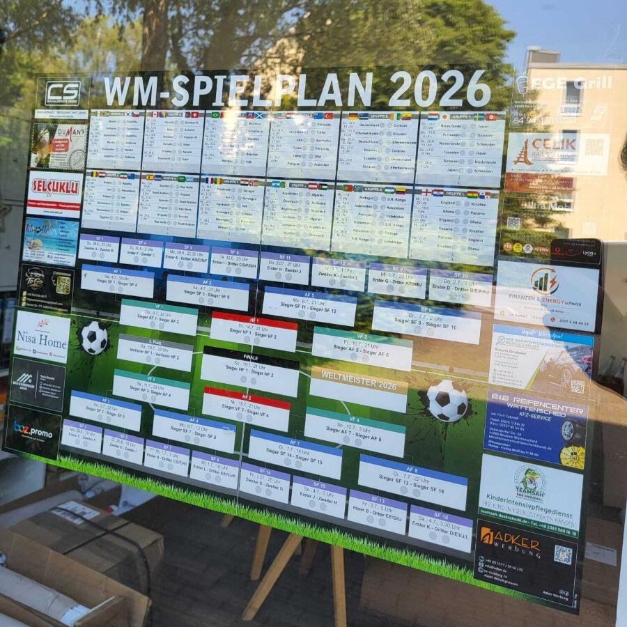 Einsendung WIRmachenFANS-Gewinnspiel: WM-Spielplan in Fensterscheibe
