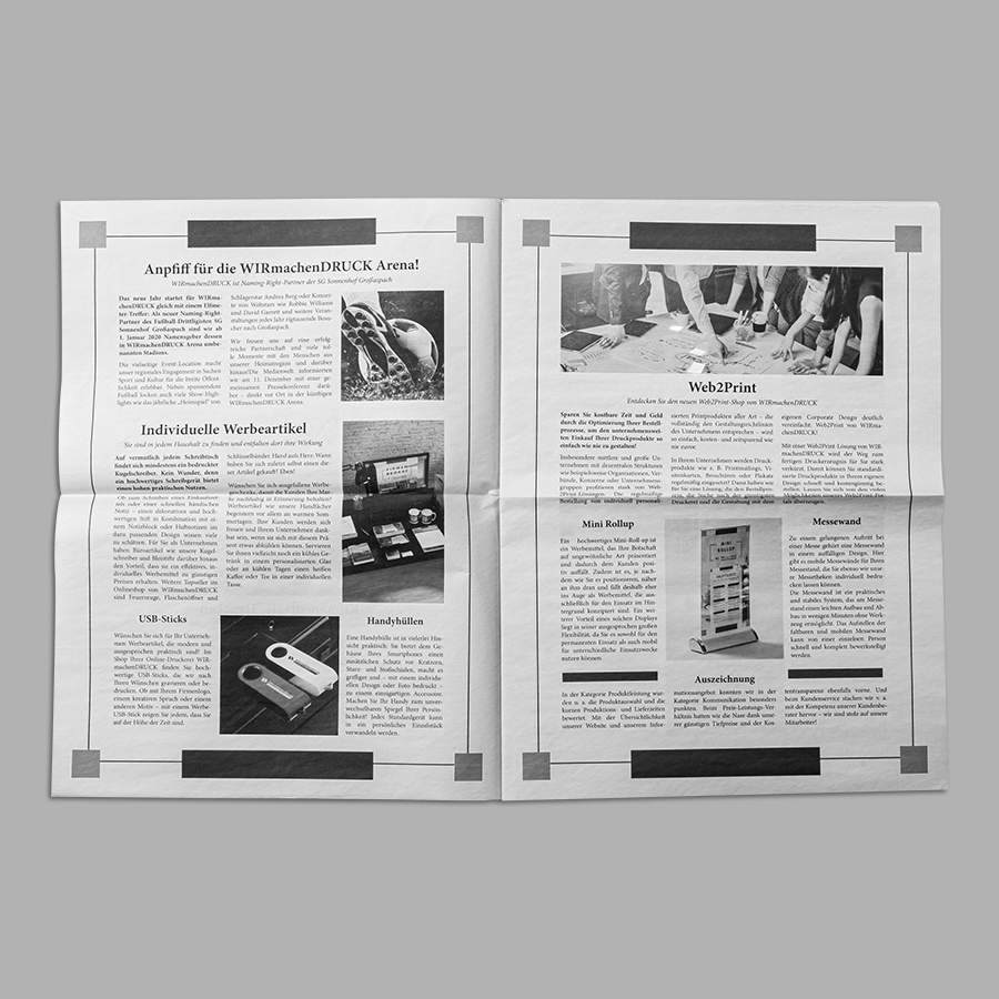 DIN-A3-Zeitung in Schwarz-Weiß mit aufgeschlagenen Seiten
