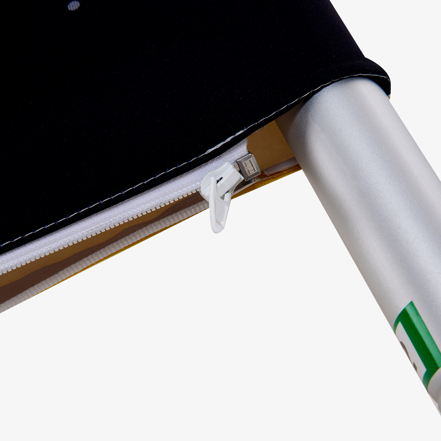 Detailansicht weißer Reißverschluss und Bodenplatte Zipper-Banner Premium