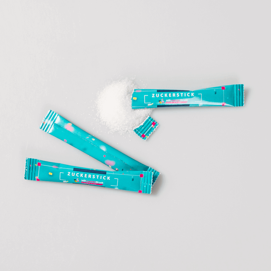 Individuell bedruckte Zuckersticks mit der Größe 40 x 100 mm, befüllt mit weißem Zucker