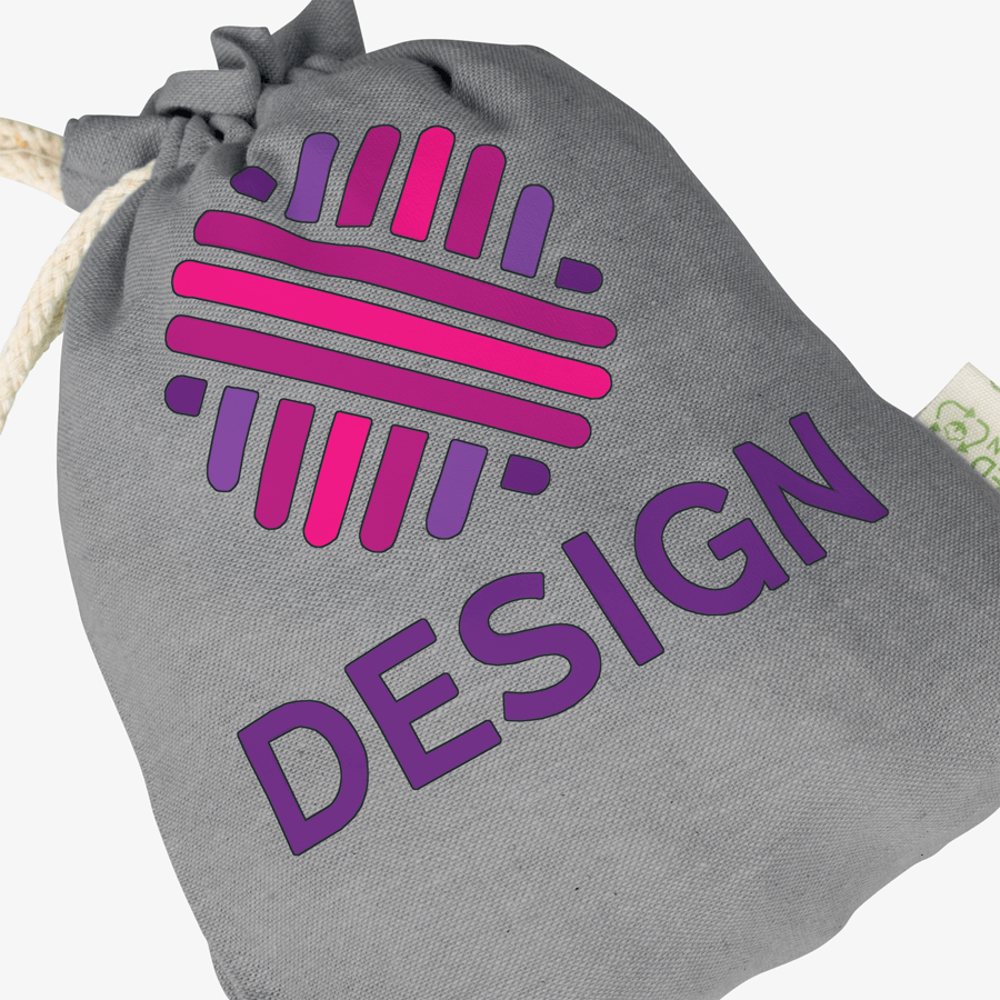 grauer Zuziehbeutel aus recycelter Baumwolle, auffällig hochwertig bedruckt mit eigenem Design