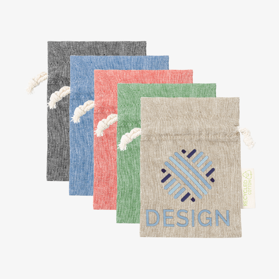 mehrere Zuziehbeutel aus recycelter Baumwolle in bunten Farben, bedruckt mit eigenem Design