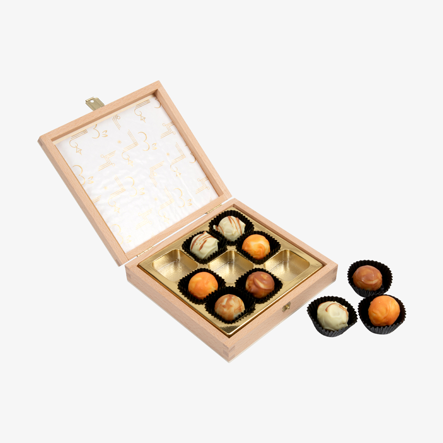 Handgefertige Confiserie-Pralinen (alkoholfrei) in edler Holzbox mit bedrucktem Deckel