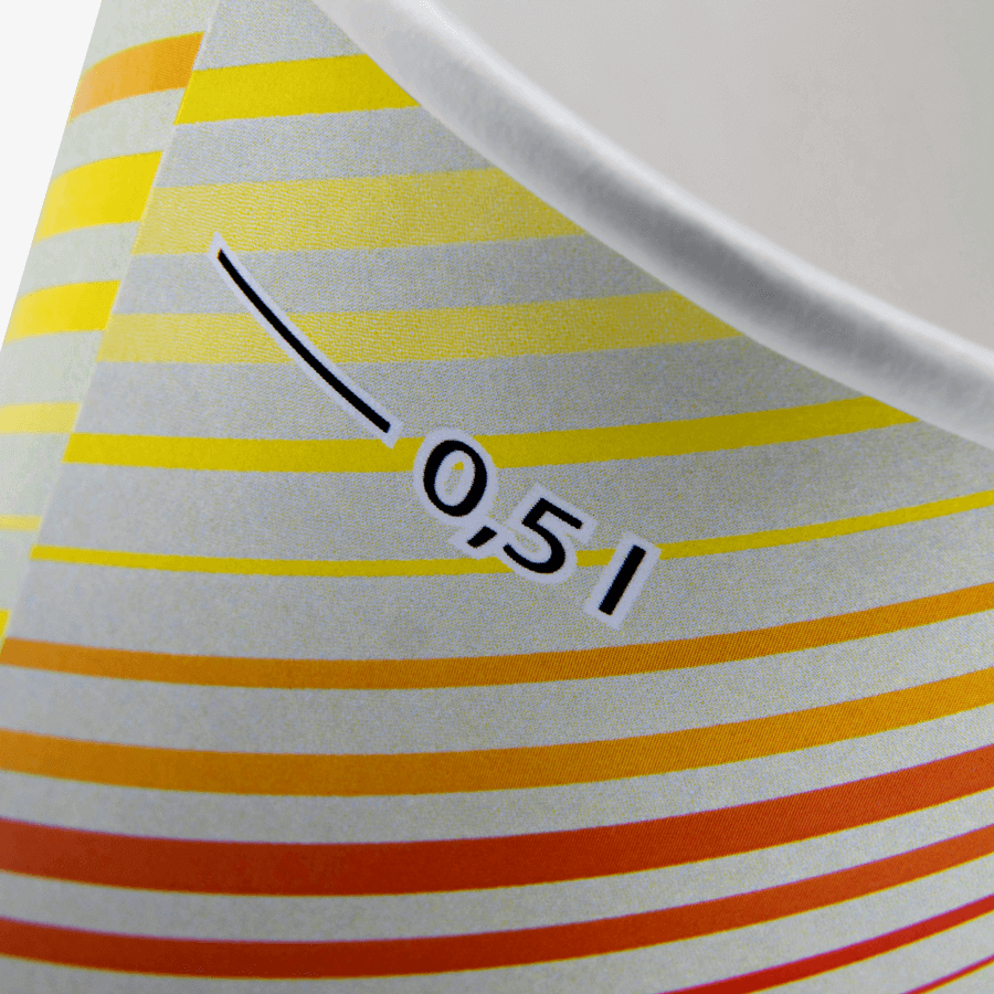 Detailansicht eines einwandigen Pappbechers mit Eichtstrich für 500 ml Inhalt, individuell bedruckt