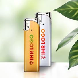 Zwei mit Logo bedruckte Feuerzeuge in Orange und Silber vor grünem Hintergrund