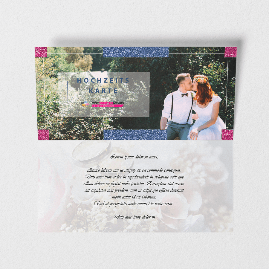 Vollfarbig gedruckte Hochzeitskarte im DIN-lang-Format mit Mittelfalz und partieller Glitzerlack-Veredelung