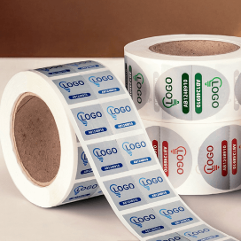 Etiketten mit Perforation auf Rolle mit aufgedrucktem Logo