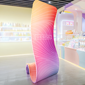 Originelles, buntes Zipper-Banner Snake mit eigenem aufgedrucktem Design auf einer Messe